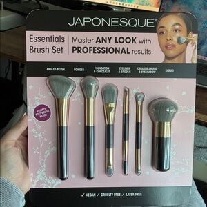 Brand New Essentials Brush Set - Black and Silver